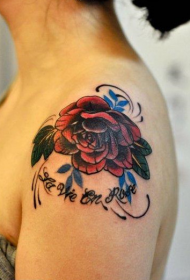 美女肩部彩色玫瑰花字母纹身图案
