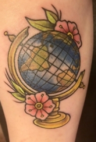 手臂上植物纹身素材花朵纹身和地球纹身图片