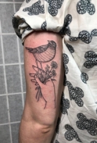 手臂上黑色手绘纹身手拿花朵纹身鸟纹身线条纹身图片