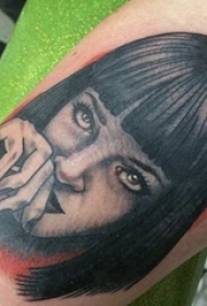 手臂上的精致的漂亮的黑灰色女性纹身图片