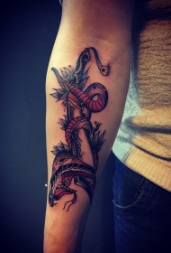手臂毒蛇缠绕匕首个性纹身图片