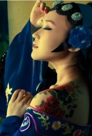花旦美女肩部彩绘玫瑰花纹身图案