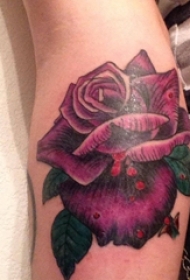 手前臂上漂亮的紫色在玫瑰花纹身