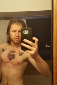 男性胸部上的左右双燕和圣心纹身图片