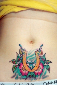 美女腹部创意马蹄铁和花朵纹身图案