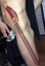 男子侧身上一把霸气的长剑纹身图片