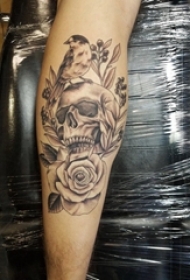 男生小腿上黑灰点刺简单线条植物花朵和骷髅纹身图片