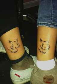 情侣脚踝上可爱的小猫咪纹身图案