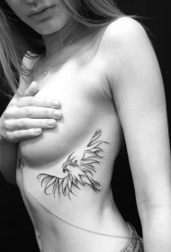 美女胸部下的黑白小鸟纹身图案