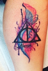 男生手臂上彩绘水彩素描创意几何元素泼墨纹身图片