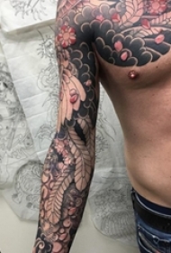 男生手臂上彩绘抽象线条花朵和羽毛花臂纹身图片