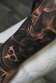 男生手臂上黑灰素描点刺技巧创意骷髅钟表花臂纹身图片