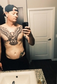 纹身猫头鹰 男生胸部黑色的猫头鹰纹身图片