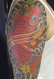大臂锦鲤纹身 男生大臂上彩色的锦鲤纹身图片