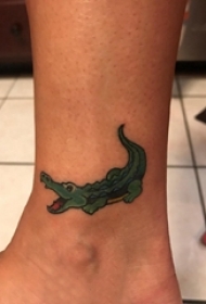 卡通鳄鱼纹身 男生脚踝上彩色的鳄鱼纹身图片