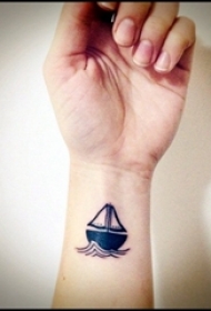 女生纹身手腕 女生手腕上黑色的帆船纹身图片