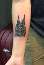 建筑物纹身 男生手臂上黑色的建筑物纹身图片