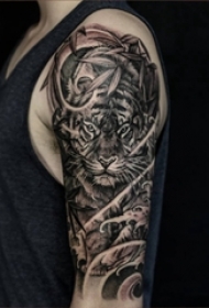男生手臂上黑白点刺帅气的动物老虎纹身图片