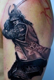 男生手臂上黑色点刺技巧简单线条人物武士纹身图片
