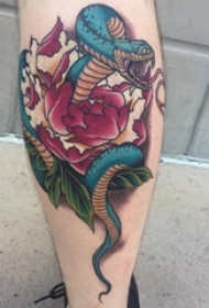 蛇花纹身女生小腿上彩色的蛇花纹身图片
