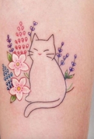 女生手臂上彩绘素描可爱小猫和唯美花朵纹身图片