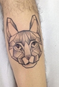男生手臂上黑灰素描几何元素创意猫咪纹身图案