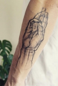 手臂纹身素材 男生手臂上素描的手部纹身图片