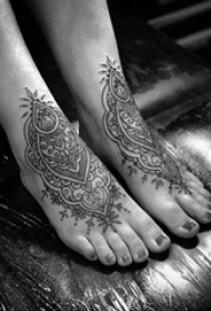 女生脚背上黑色几何简单线条对称纹身图片