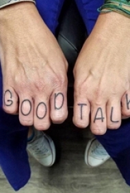 手指字母纹身 男生手指上黑色的字母纹身图片