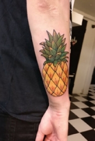 男生手臂上彩绘几何简单线条创意水果菠萝纹身图片