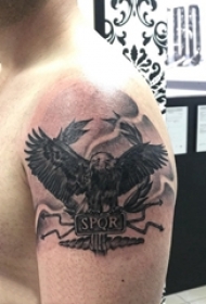 男生手臂上黑色点刺简单线条英文和动物老鹰纹身图片