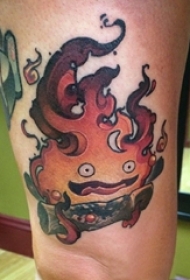 男生大腿上彩绘抽象线条火焰和木头纹身图片