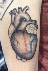 心脏纹身 男生手臂上黑色纹身点刺心脏纹身图片
