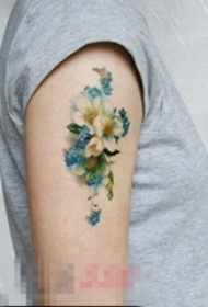 女生手臂上彩绘植物素材花朵纹身图片