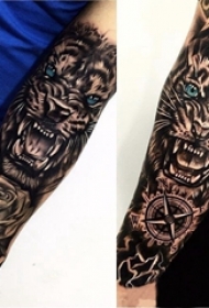 黑灰素描描绘的创意霸气的狮子头花臂纹身图片