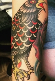女生手臂上彩绘水彩素描创意小鸟纹身图片