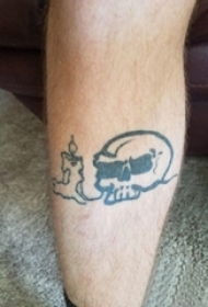 男生小腿上黑色简单抽象线条蜡烛和骷髅纹身图片