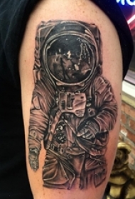 男生手臂上黑灰素描点刺技巧创意宇航员元素纹身图片