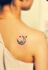 女生后背上黑色简约线条微型月亮与星星清新纹身图片