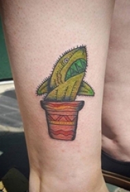 女生小腿上彩绘简单线条鲨鱼型植物仙人掌纹身图片