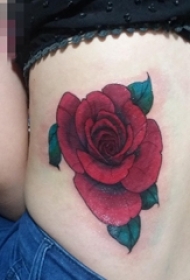 女生腰上彩绘红玫瑰纹身图片