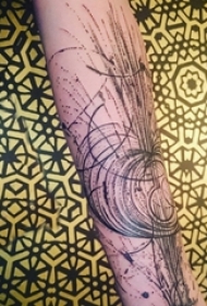 男生手臂上黑色线条创意几何泼墨线条纹身图片