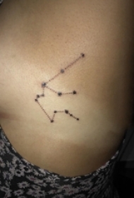 女生侧腰上黑色点刺简单点线创意星座纹身图片