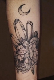 男生手臂上黑色点刺几何简单线条晶石和花朵纹身图片