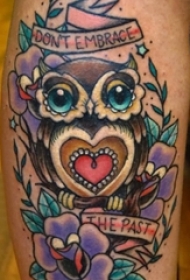女生小腿上彩绘水彩素描创意猫头鹰纹身图片