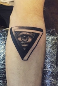 男生手臂上黑灰素描点刺技巧几何元素上帝之眼纹身图片