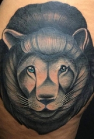 女生大腿上黑灰素描点刺技巧创意狮子头纹身图片