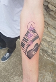 男生手臂上黑灰素描点刺技巧文艺经典钢琴纹身图片