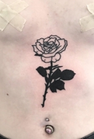 男生腹部黑色简单线条植物文艺玫瑰纹身图片