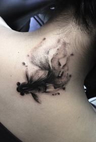 颈部水墨游动的小精灵金鱼纹身图案